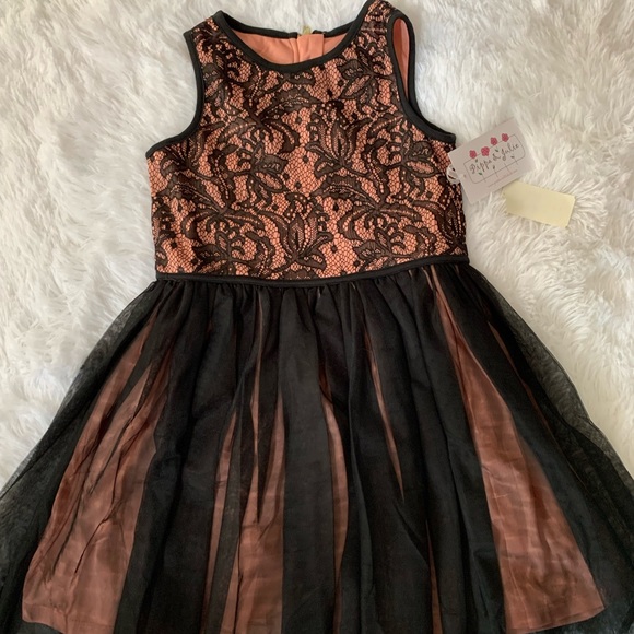 Beautiful lace and tulle dress with lining. - Picture 3 of 4